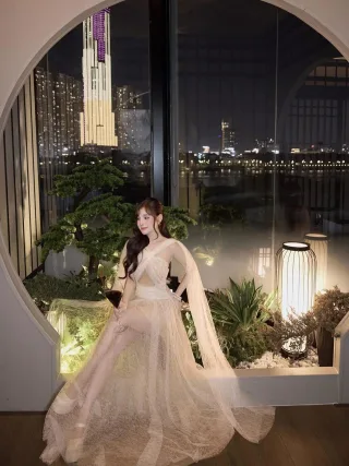 Ảnh 4 của Đầm ren dạ hội beige trễ vai nữ