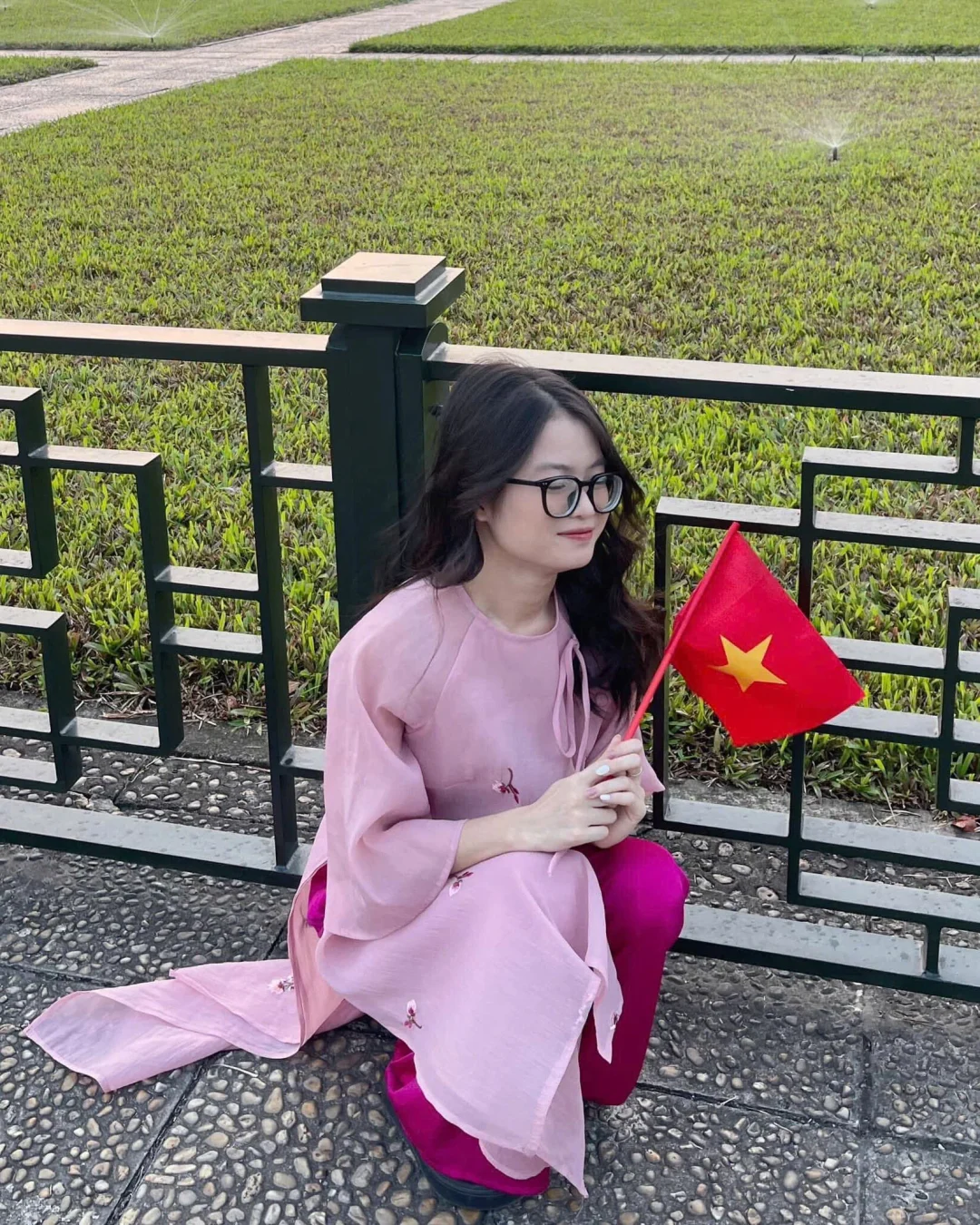 Photo 2 of Áo dài hồng pastel thêu hoa cho thuê