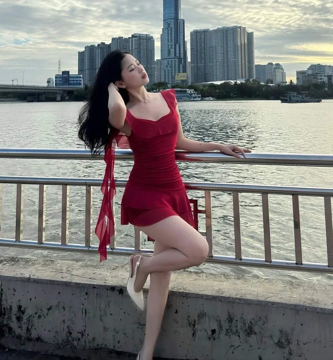 Ảnh 3 của Đầm đỏ mini bèo vai nữ size S M