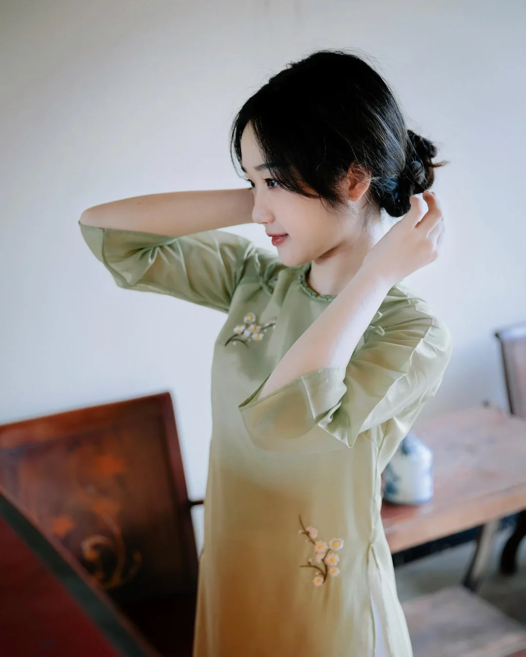 Ảnh 1 của Áo dài voan xanh cốm thêu hoa nữ