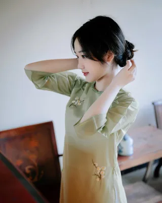 Ảnh 1 của Áo dài voan xanh cốm thêu hoa nữ