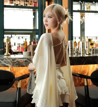 Ảnh 4 của Đầm lụa trắng hở lưng kèm cape nữ