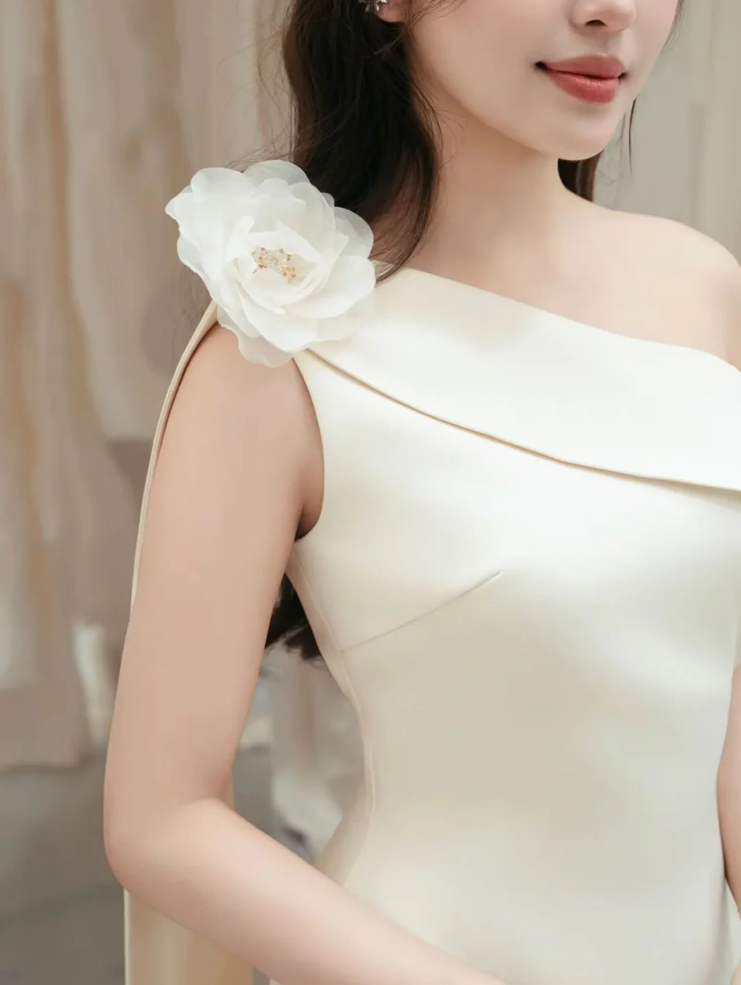 Ảnh 3 của Đầm dự tiệc một vai kem hoa đính