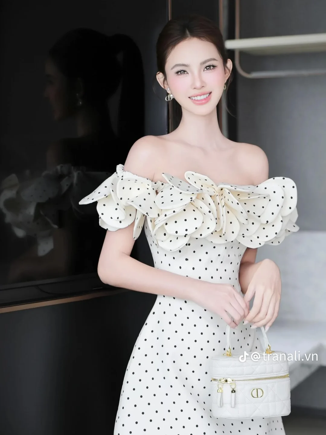 Ảnh 3 của Váy trễ vai chấm bi trắng nữ