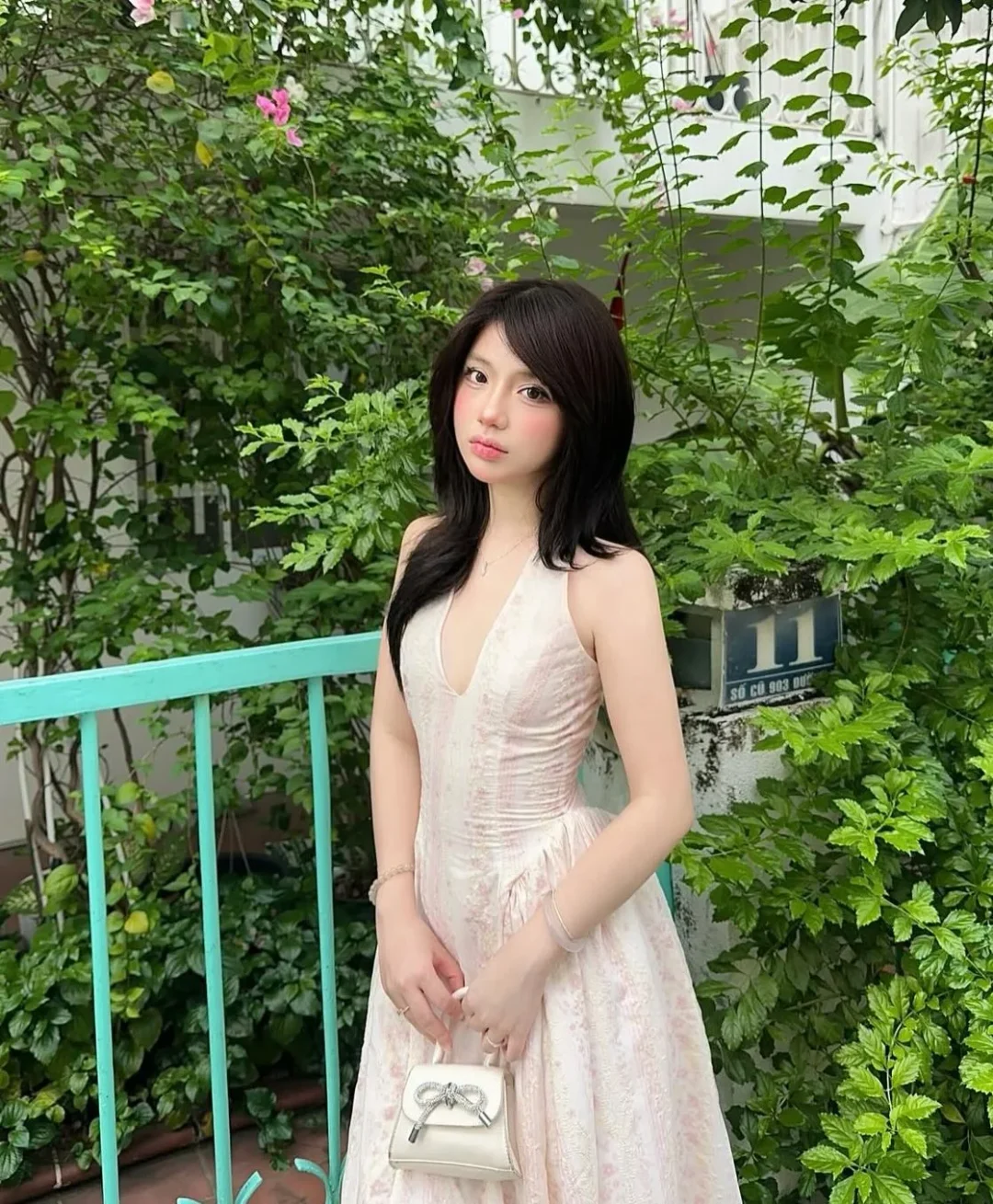 Ảnh 8 của Đầm maxi voan hồng nhạt cổ yếm nữ