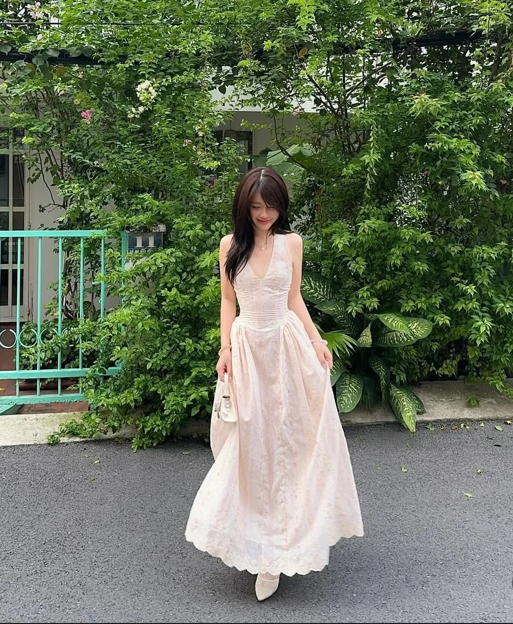 Ảnh 1 của Đầm maxi voan hồng nhạt cổ yếm nữ