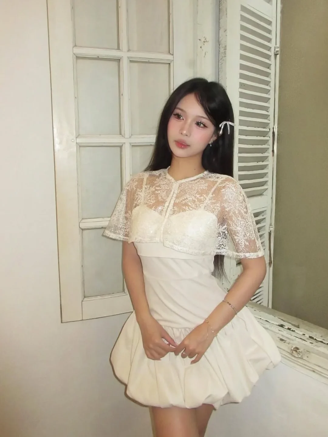 Photo 6 of Đầm trắng ren tay cánh dơi nữ