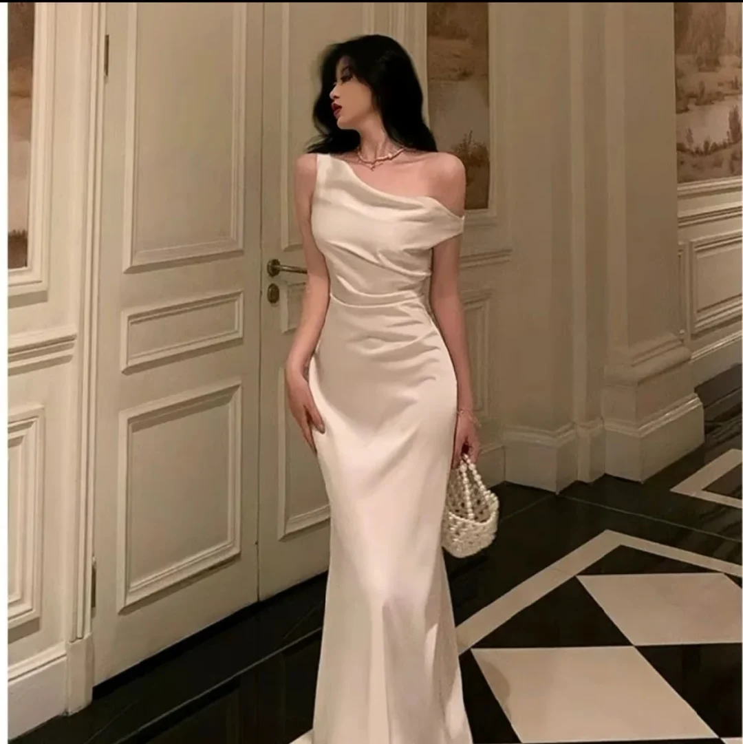 Ảnh 1 của Đầm maxi lụa trắng lệch vai nữ