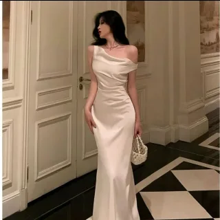Ảnh 1 của Đầm maxi lụa trắng lệch vai nữ