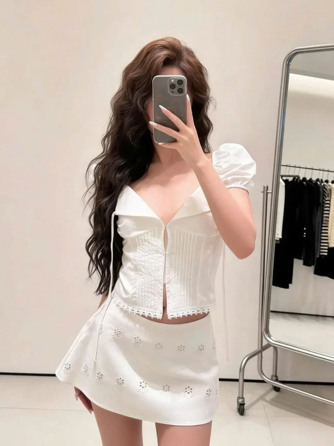 Ảnh 2 của Set croptop trắng váy mini nữ thêu ren