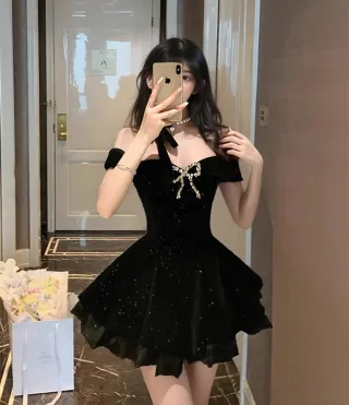 Photo 1 of Đầm nhung đen ngắn trễ vai dự tiệc