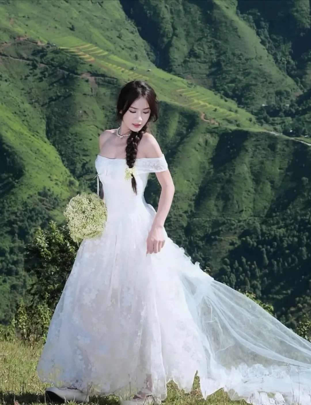 Photo 1 of Váy cưới trắng trễ vai ren voan