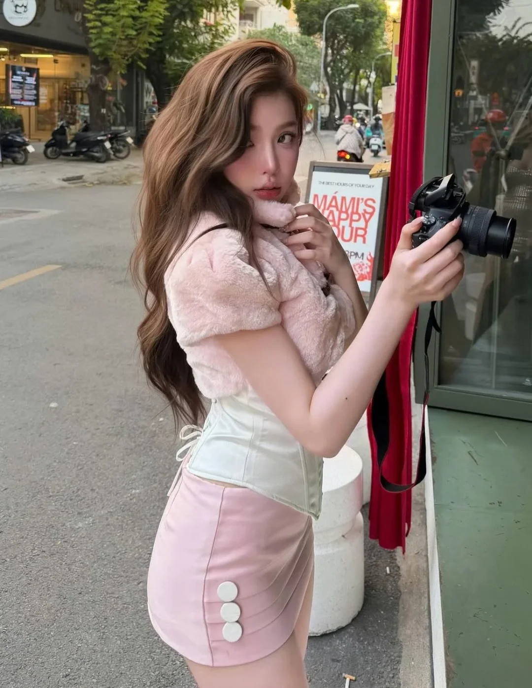 Photo 4 of Set áo khoác lông hồng corset trắng nữ size S