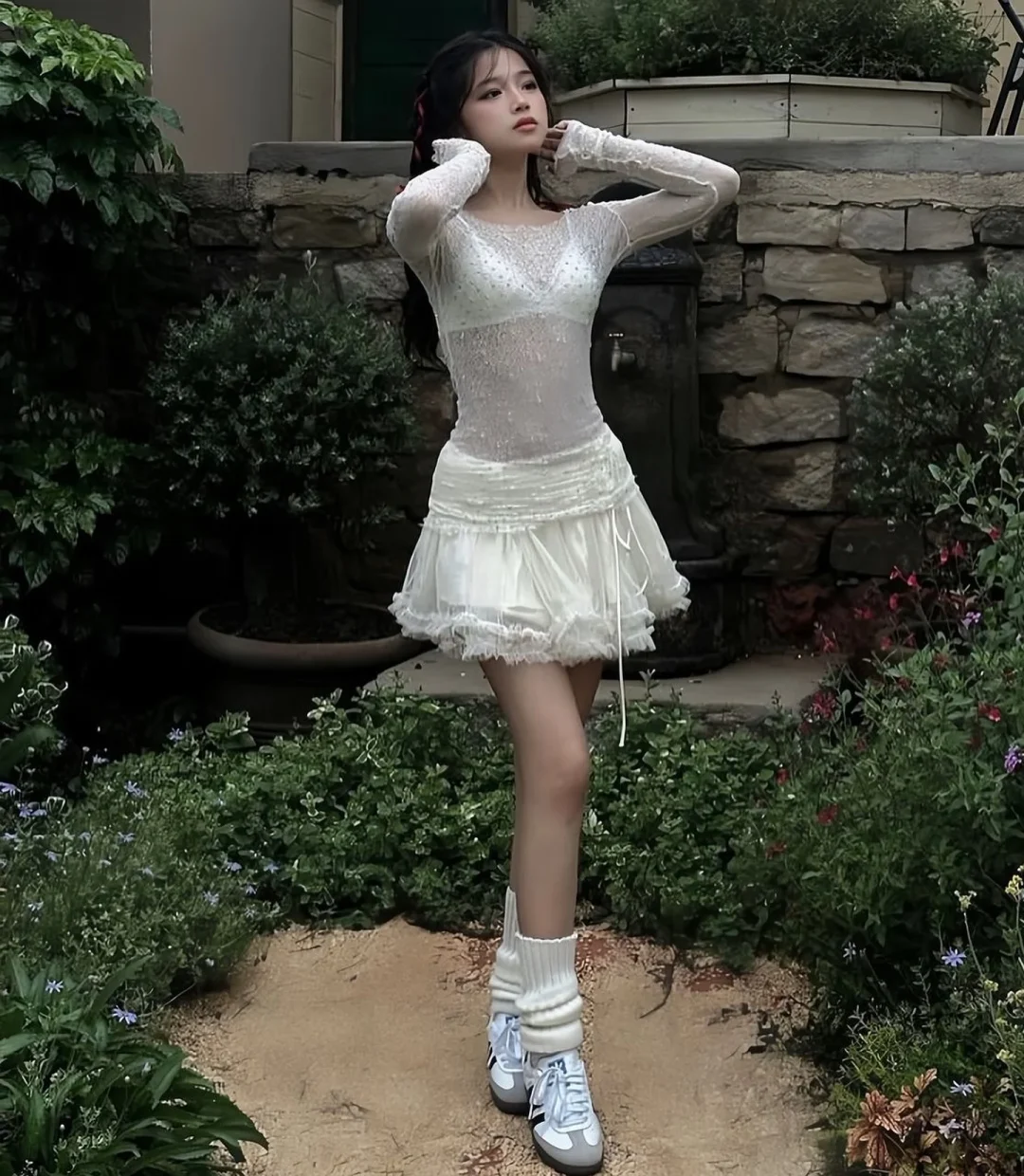 Photo 3 of Set váy ren trắng lấp lánh nữ