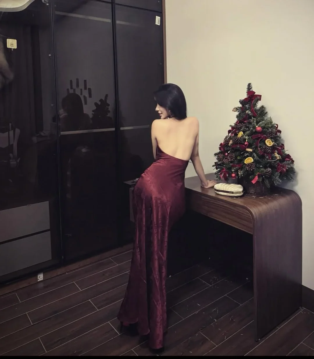 Photo 2 of Váy dài halter đỏ rượu lụa nữ