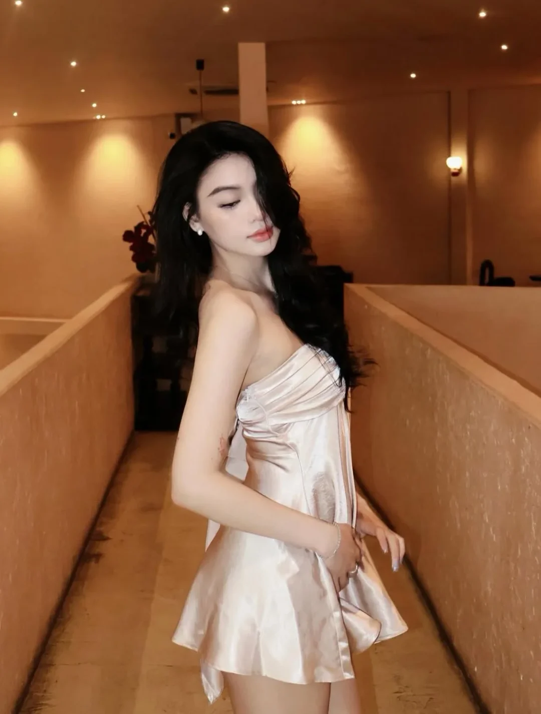 Ảnh 2 của Váy strapless satin ngắn màu kem nữ