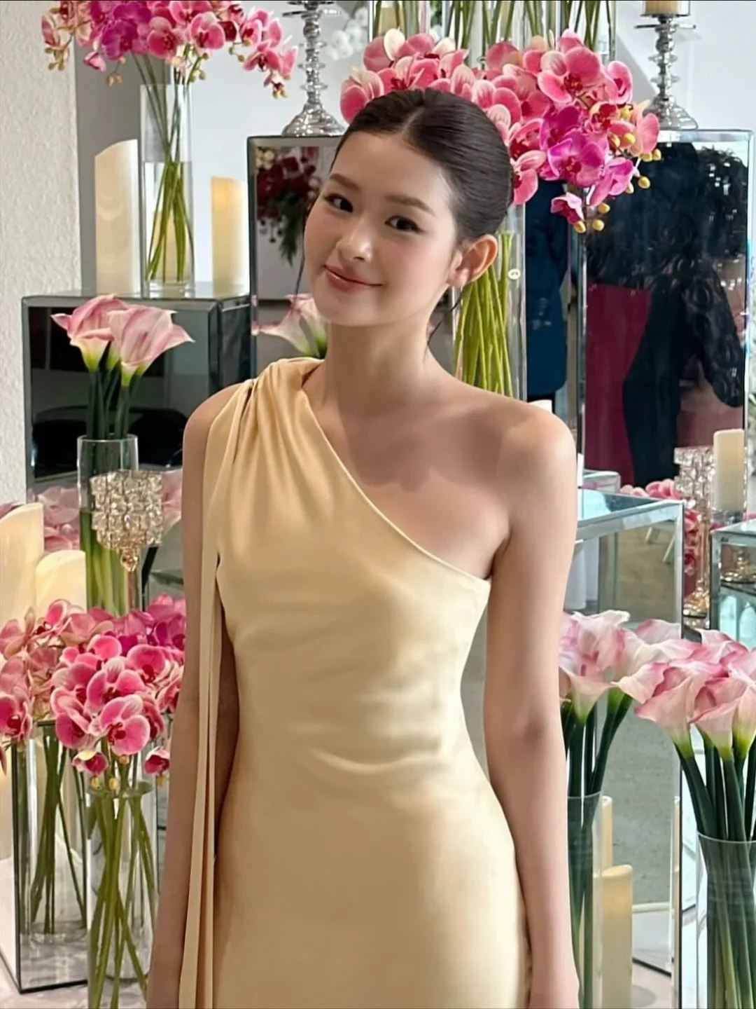 Photo 3 of Đầm dạ hội lụa kem một vai size S