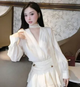 Photo 3 of Set blouse và chân váy xếp tầng trắng size S