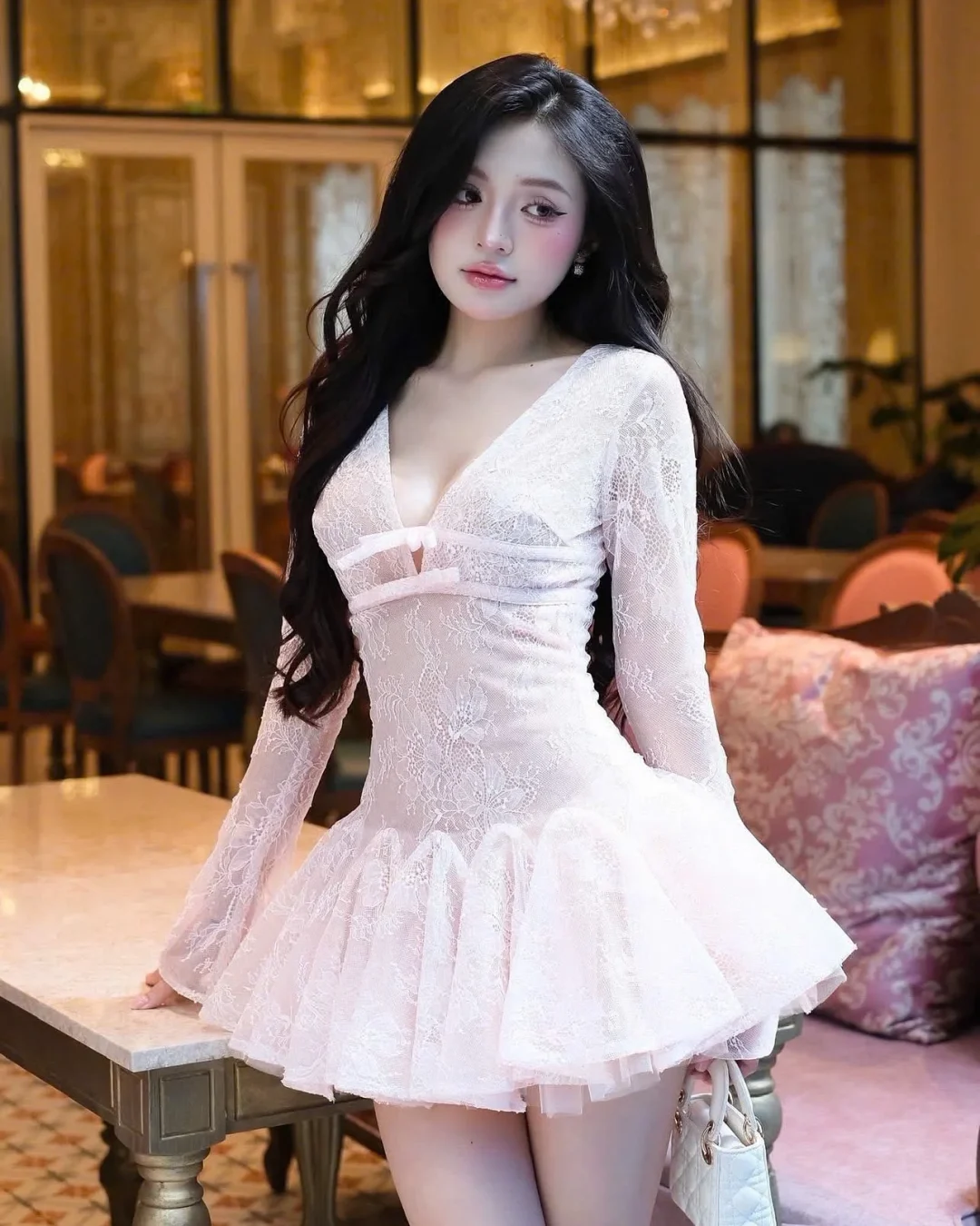 Ảnh 1 của Đầm ren mini cổ V hồng nhạt Obibi
