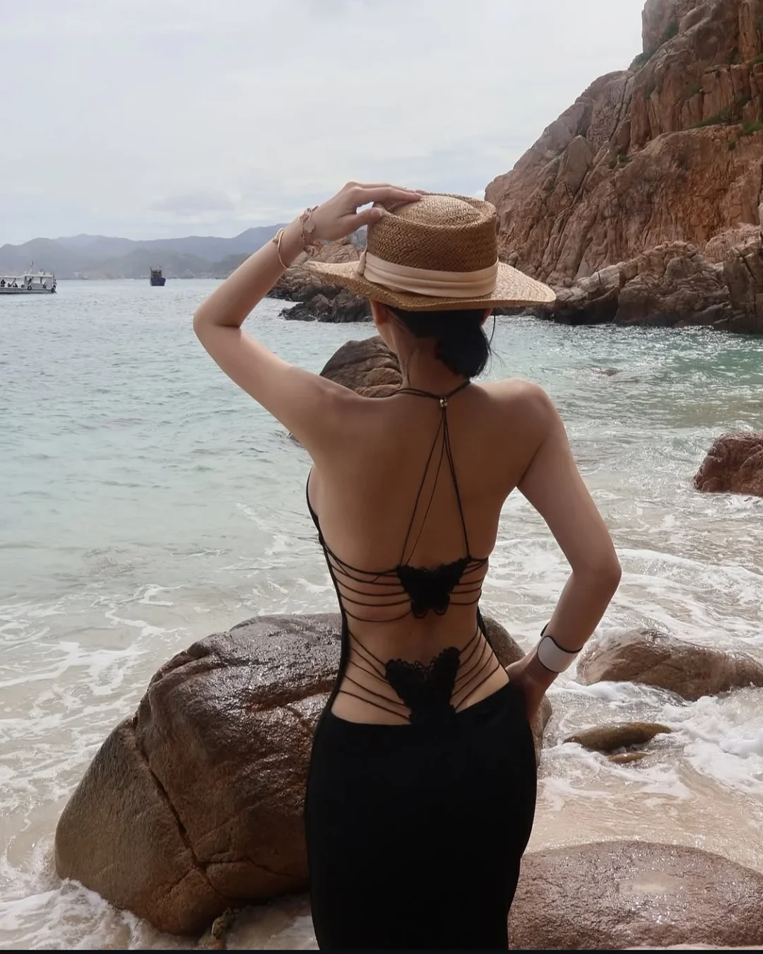 Photo 2 of Đầm đen ren hở lưng ôm body nữ