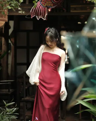 Ảnh 1 của Đầm lụa đỏ mận strapless dài nữ