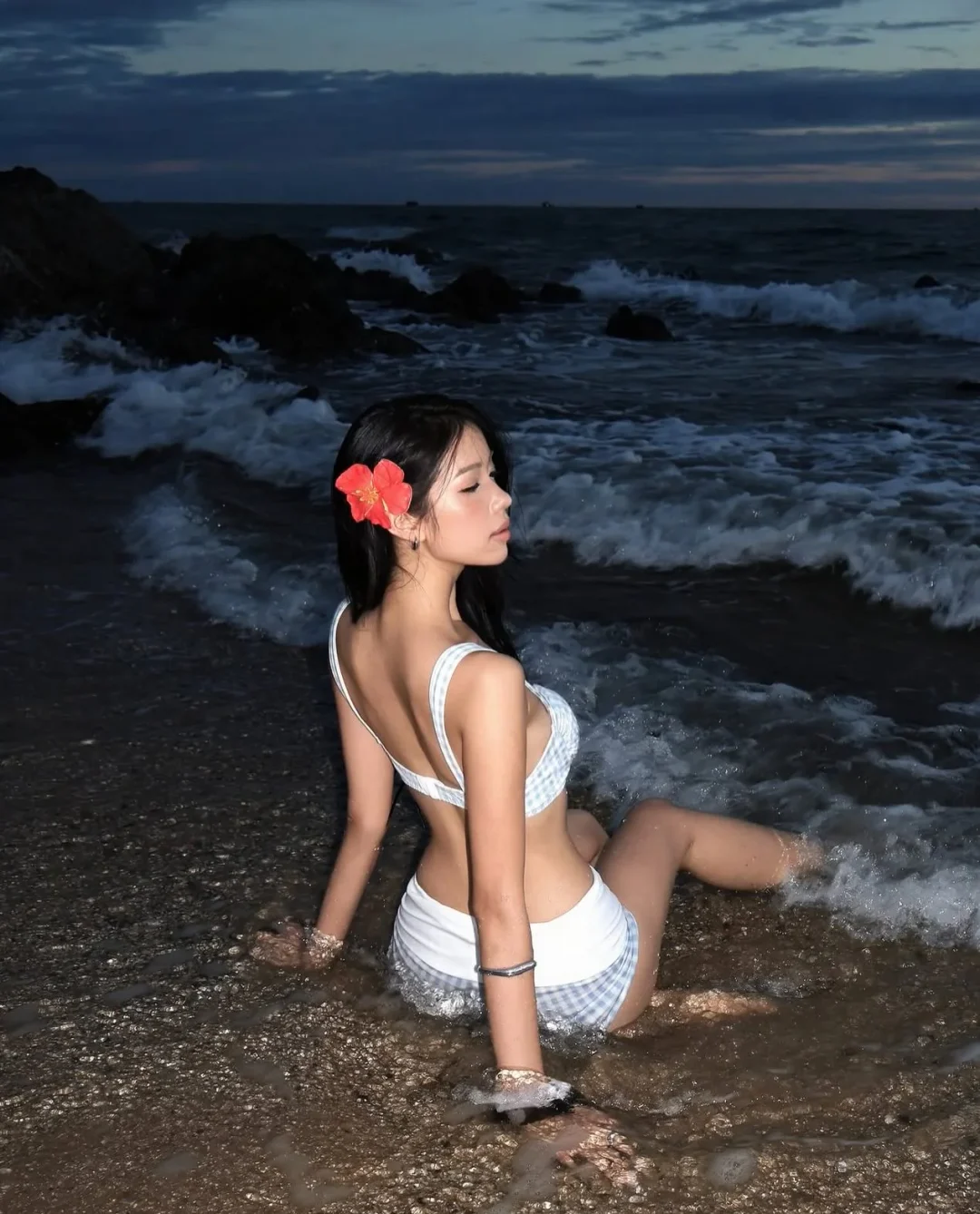 Photo 4 of Đồ bơi nữ hai mảnh caro xanh trắng