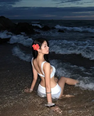 Photo 4 of Đồ bơi nữ hai mảnh caro xanh trắng