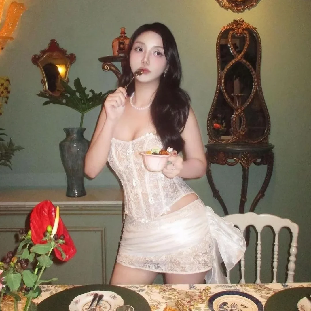 Ảnh 2 của Đầm corset ren trắng nữ sang trọng