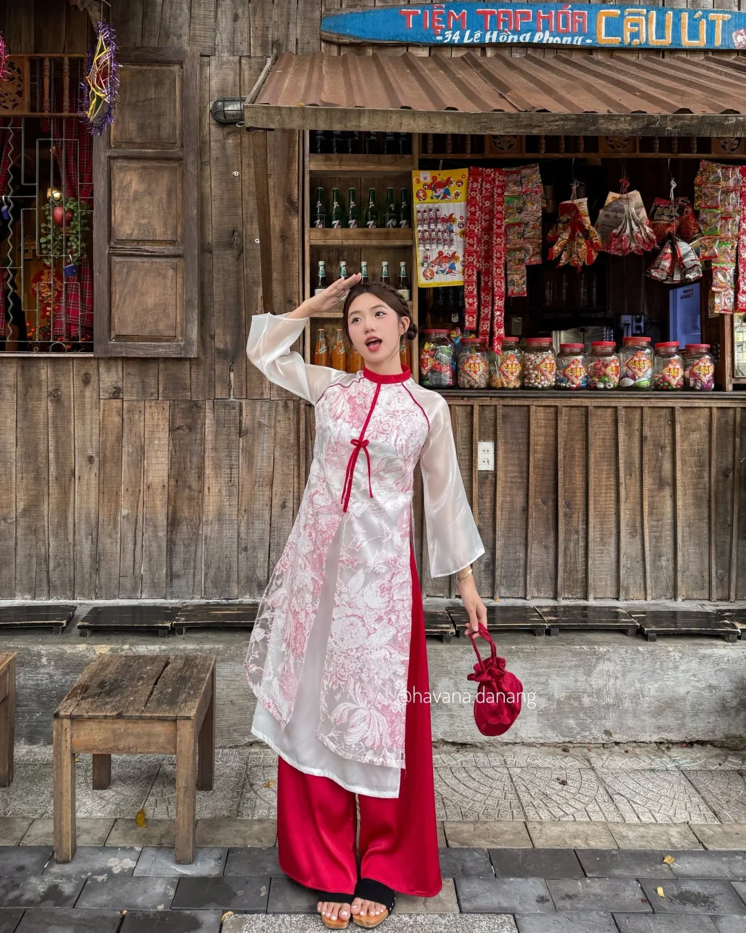Photo 1 of Áo dài trắng đỏ truyền thống nữ