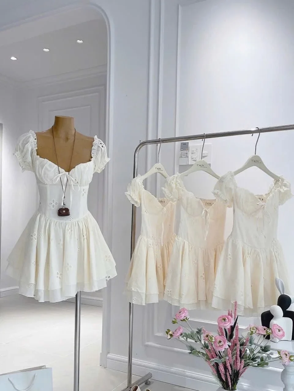 Photo 7 of Váy trắng trễ vai bèo nhún nữ size M