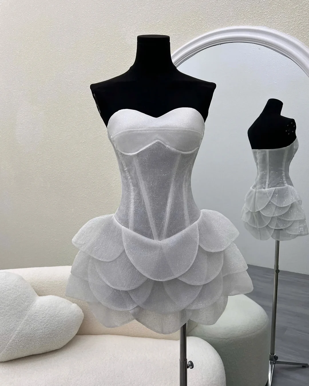 Ảnh 5 của Váy dạ hội trắng thiên nga lộng lẫy