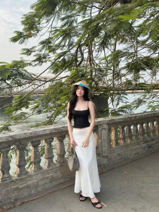 Photo 2 of Set áo hai dây đen chân váy trắng dài nữ