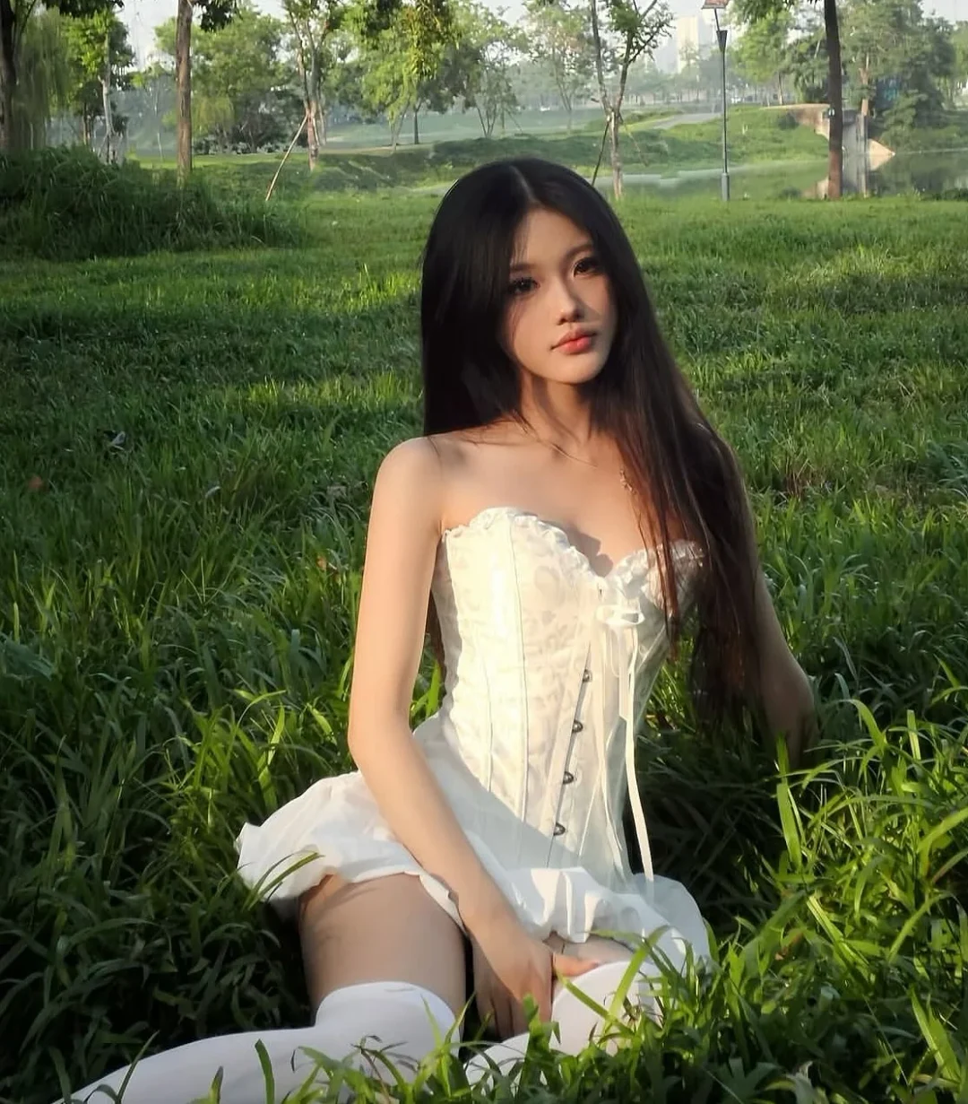 Ảnh 2 của Set corset trắng và chân váy búp nữ