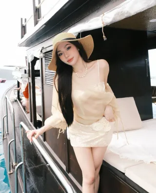 Photo 4 of Set áo trễ vai voan be kèm chân váy sequin nữ