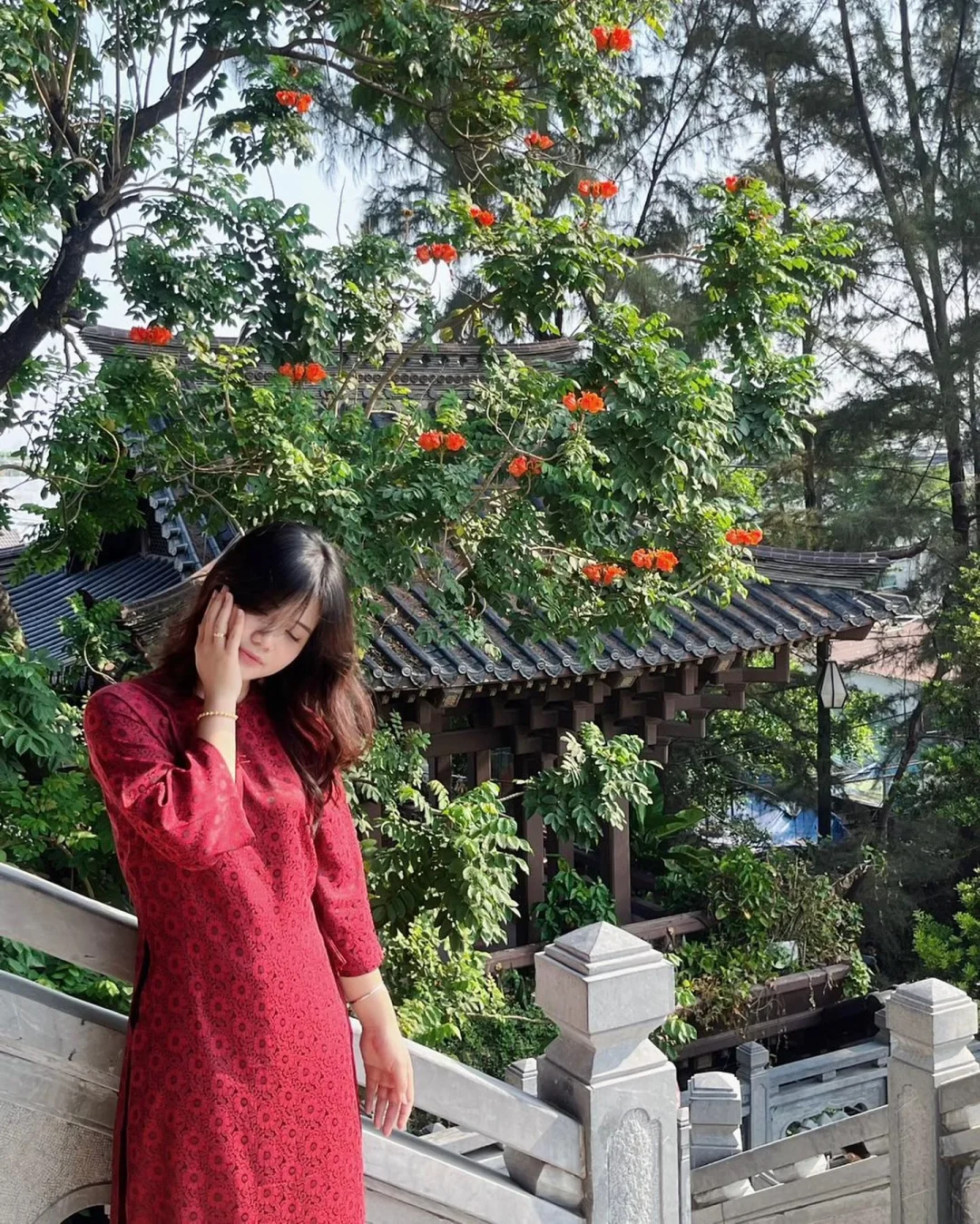 Photo 4 of Áo dài gấm đỏ ren hoa size M/L