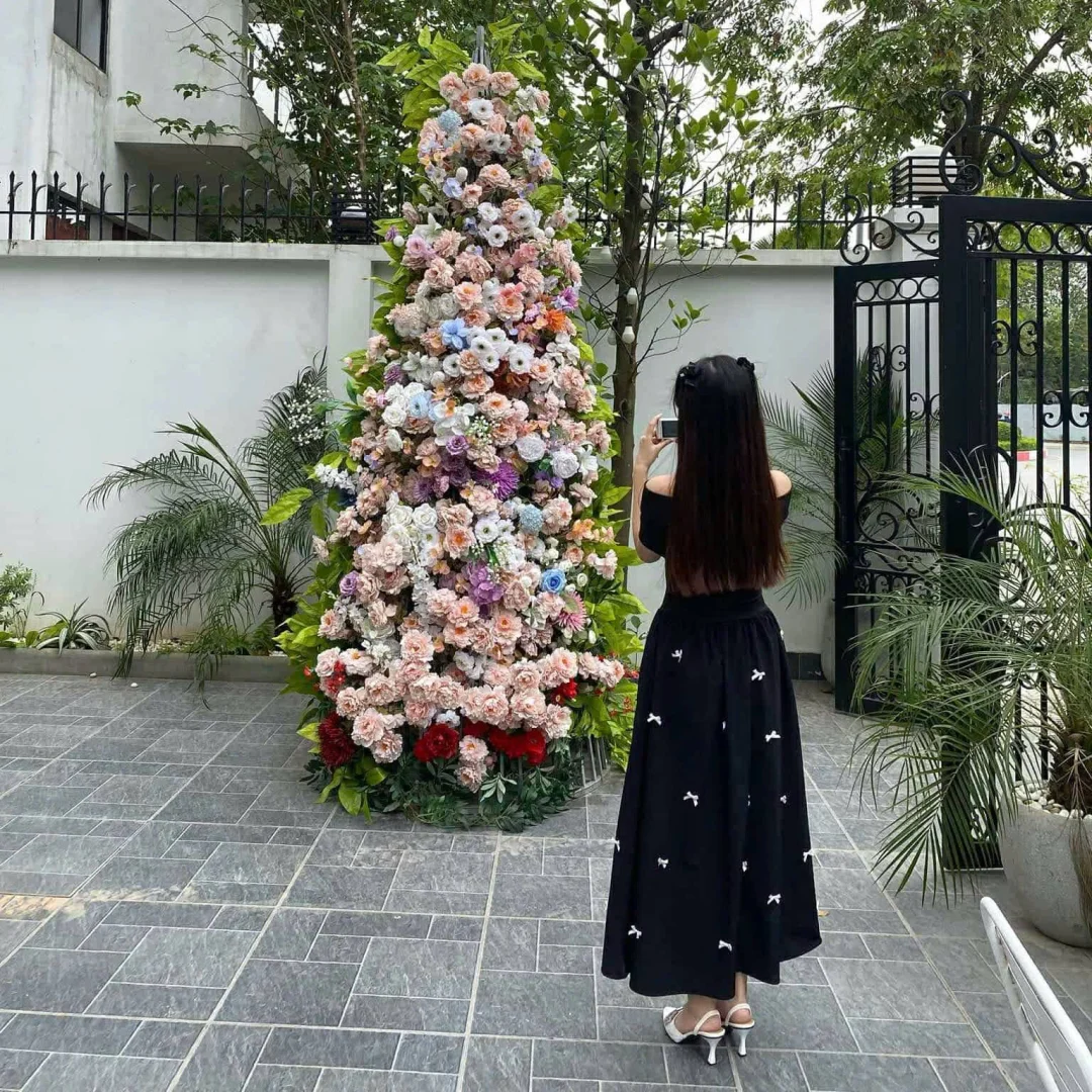 Photo 1 of Váy maxi đen trễ vai nơ trắng nữ