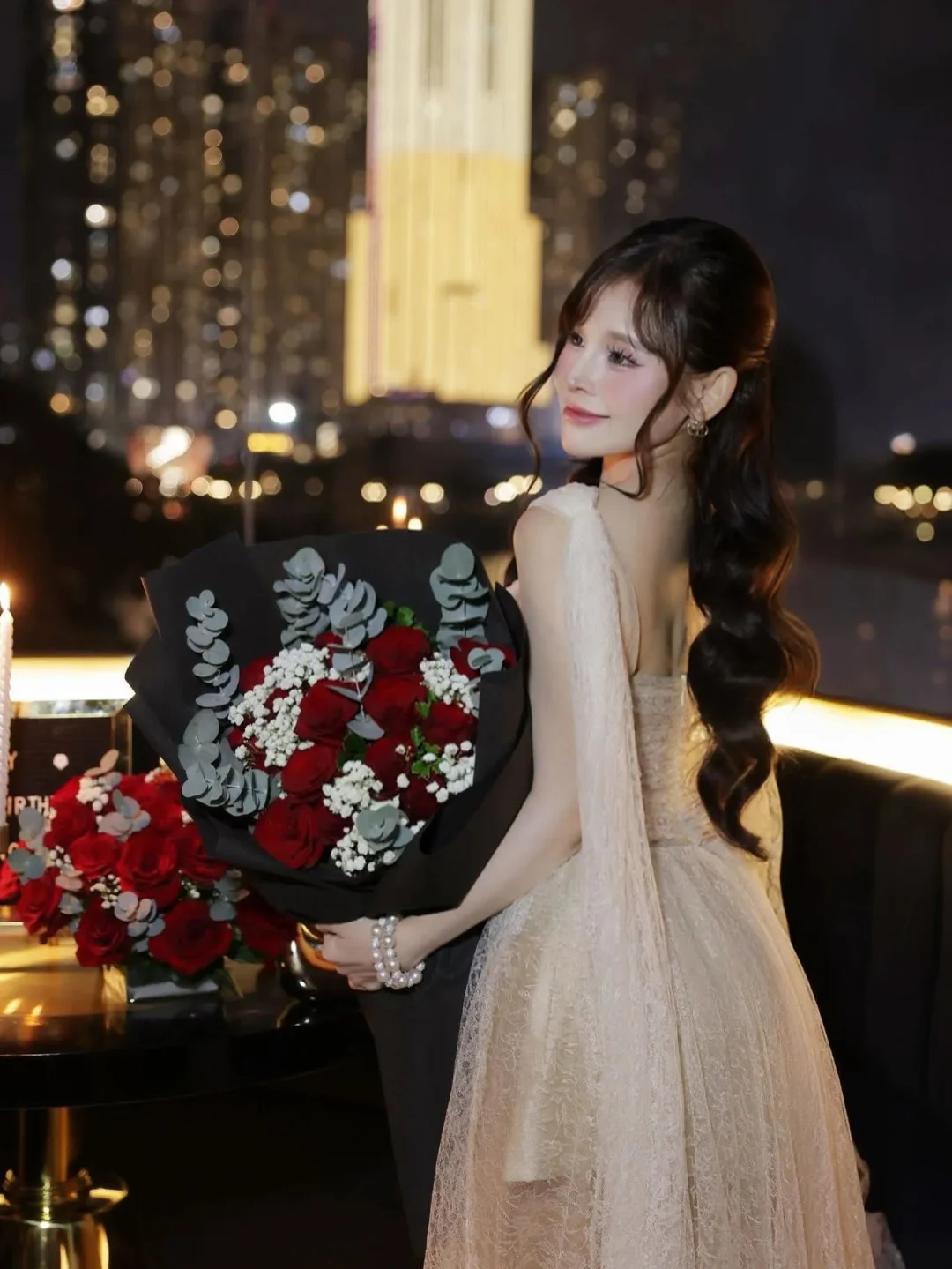 Ảnh 6 của Đầm ren dạ hội beige trễ vai nữ