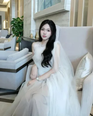 Ảnh 4 của Váy dạ hội voan một vai màu kem