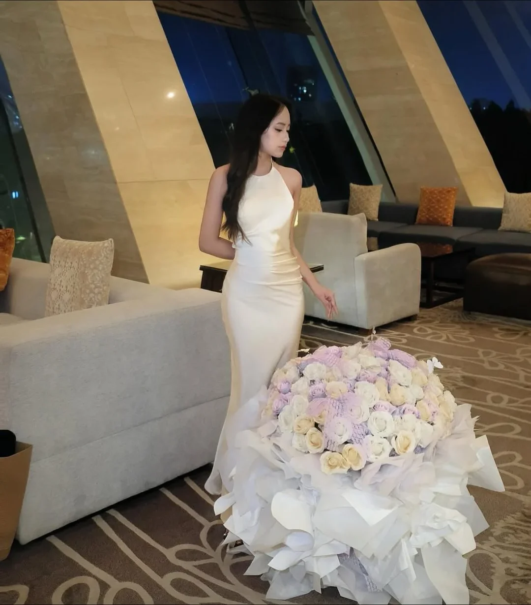 Photo 1 of Đầm dạ hội lụa kem size M