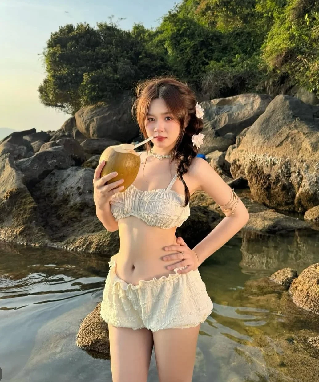 Photo 6 of Set đồ croptop trắng hai mảnh nữ đi biển