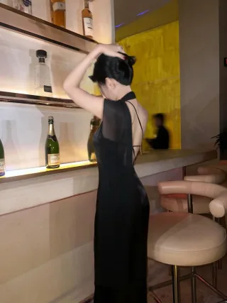 Photo 3 of Đầm satin đen một vai quyến rũ