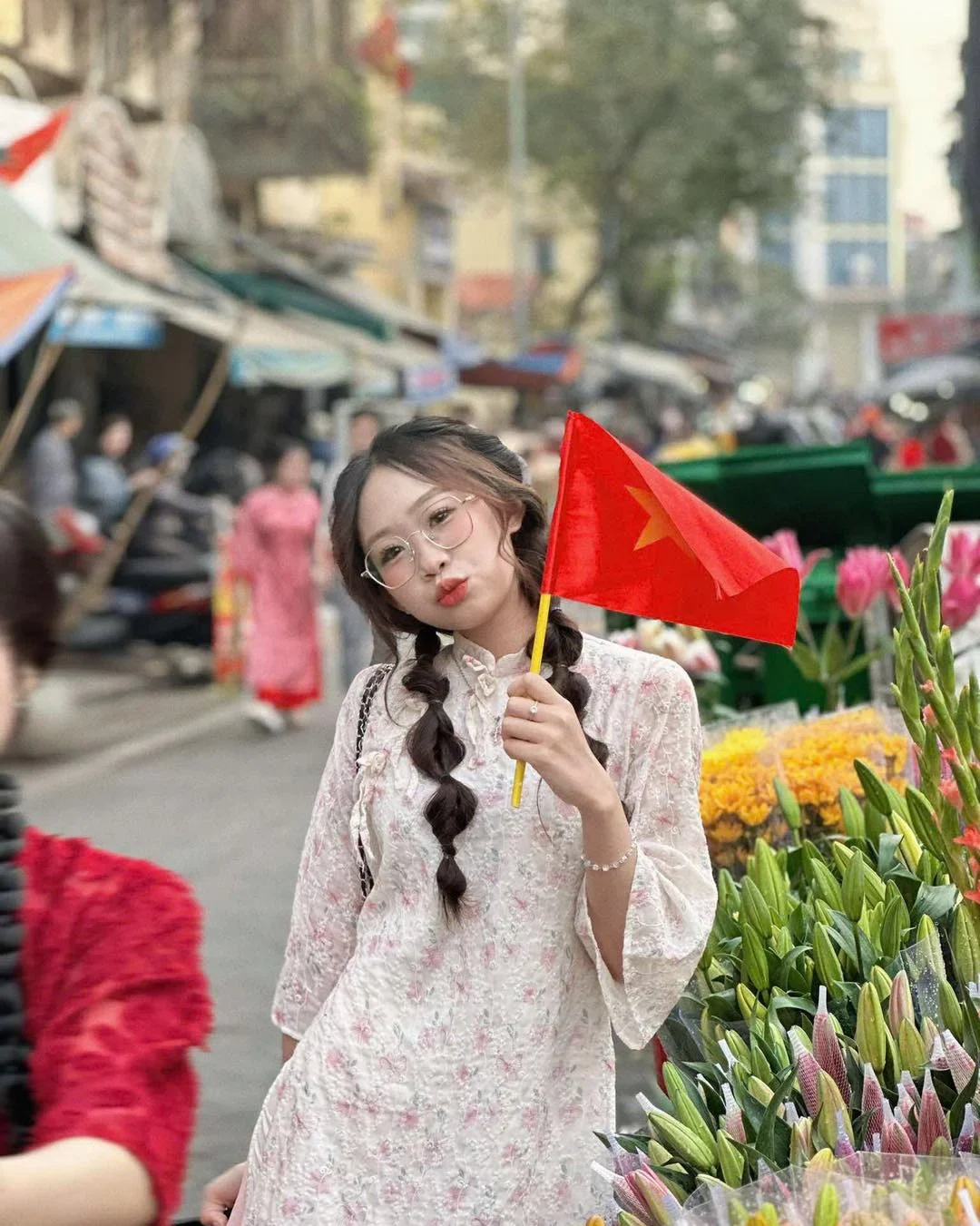 Ảnh 3 của Áo dài couple lụa đỏ trắng hoa nhí