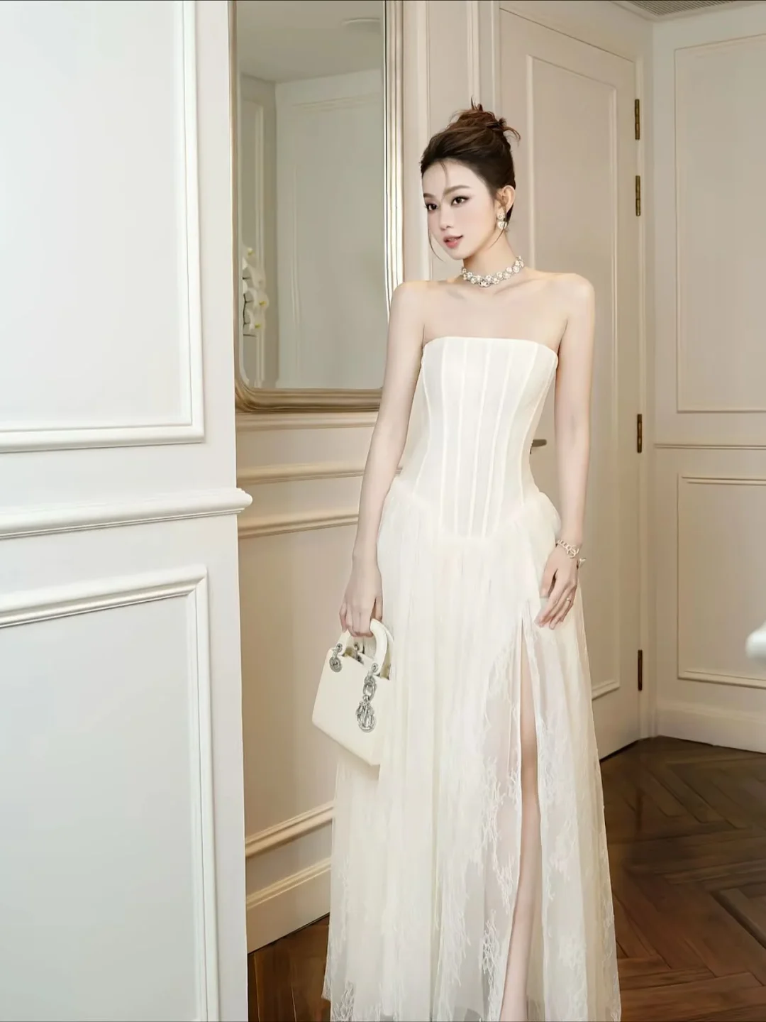 Photo 3 of Đầm maxi trắng strapless sang trọng
