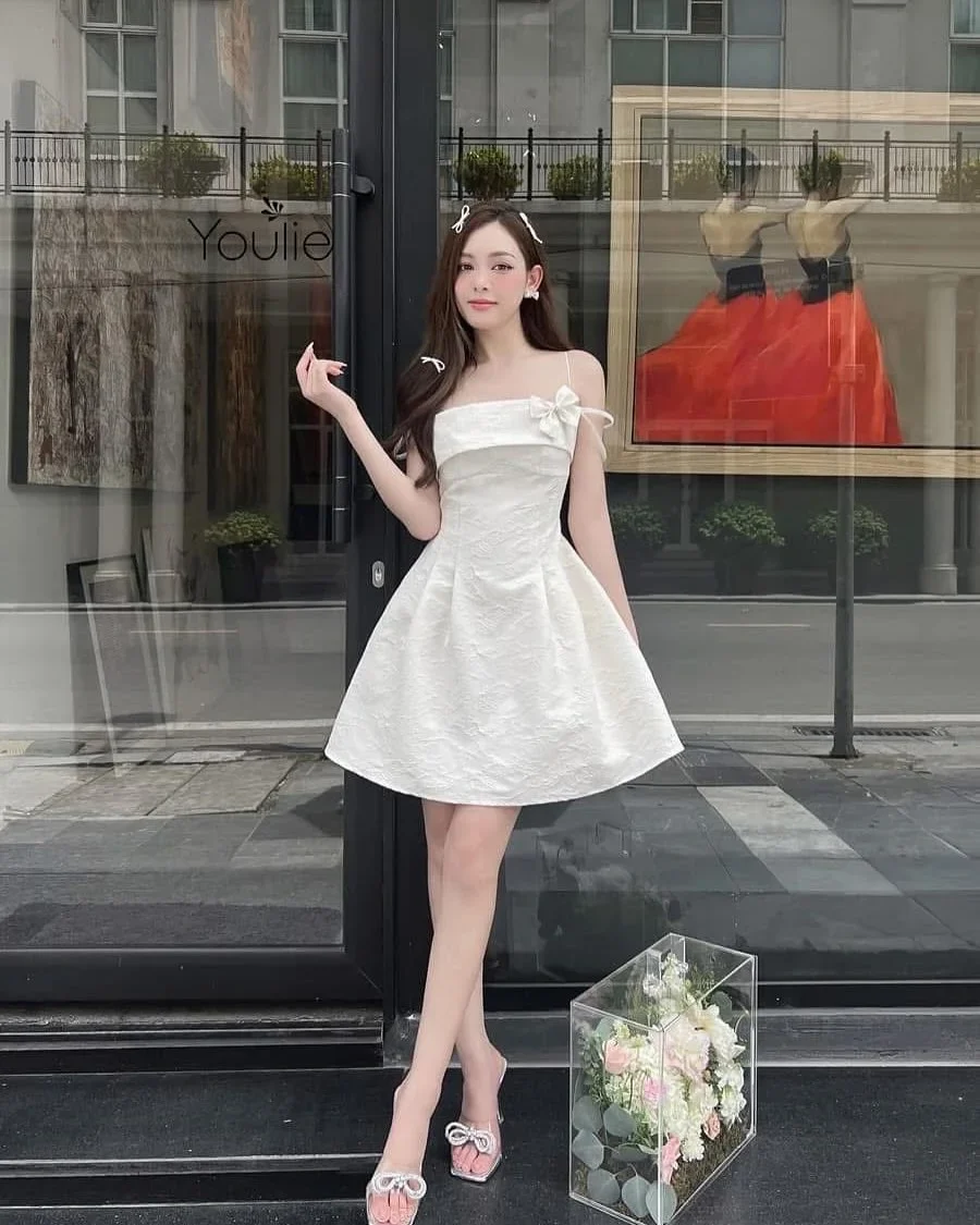 Photo 3 of Váy mini trắng hở vai nơ nữ