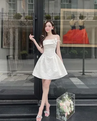 Photo 3 of Váy mini trắng hở vai nơ nữ