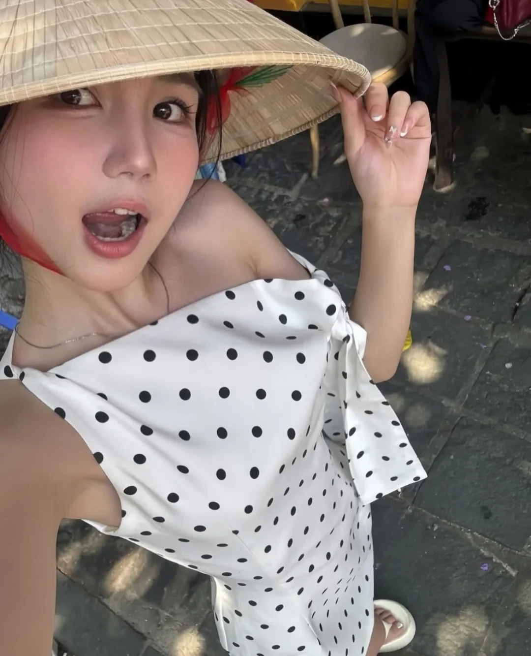 Photo 3 of Váy ngắn chấm bi lệch vai trắng đen