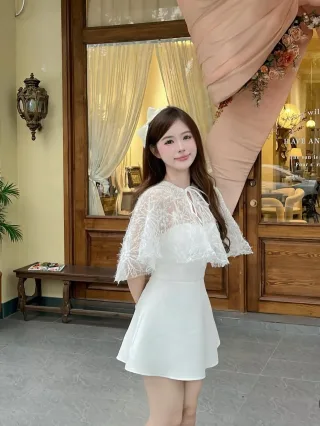 Photo 1 of Đầm trắng ren tay loe size L nữ