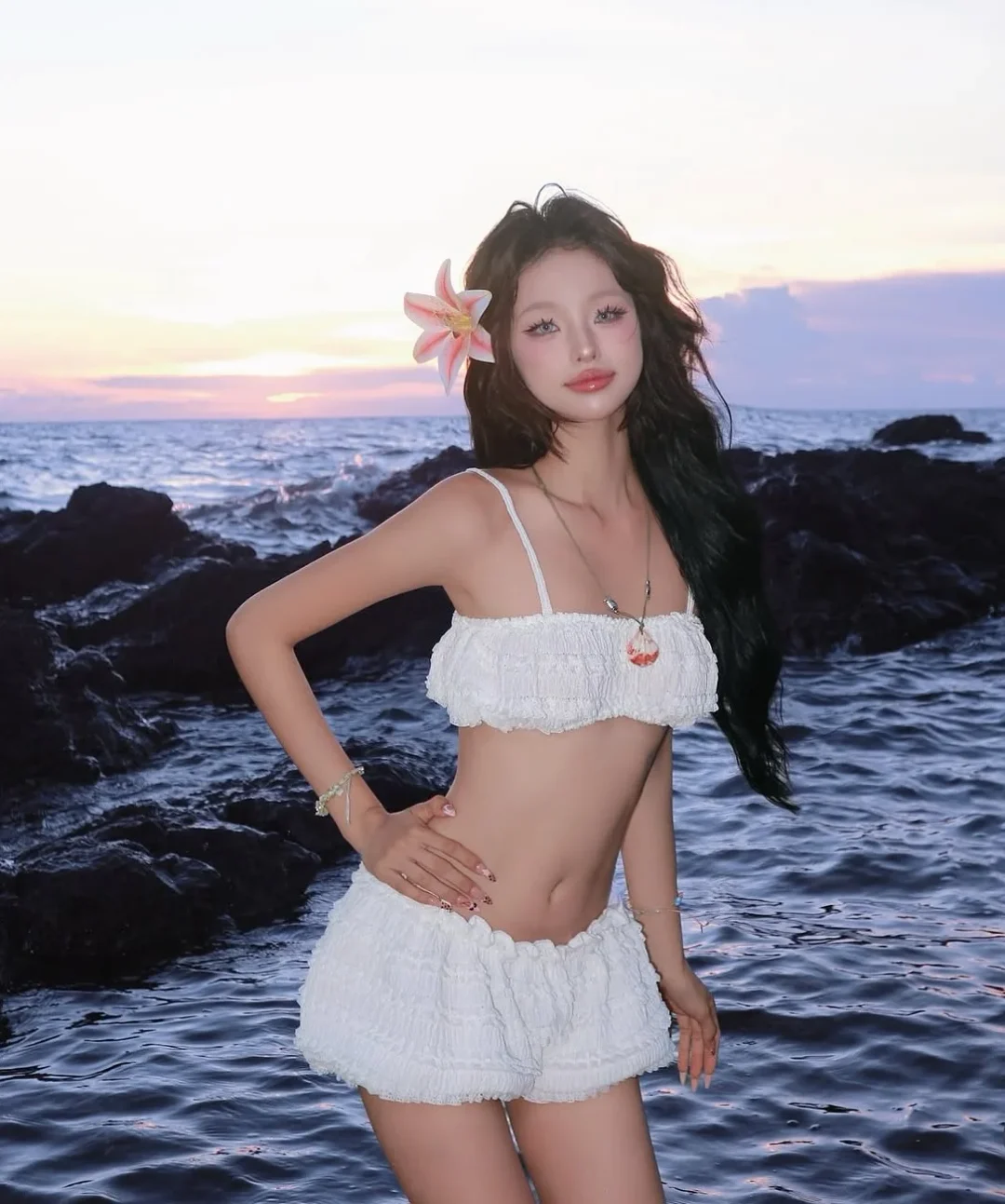 Photo 1 of Set đồ croptop trắng hai mảnh nữ đi biển