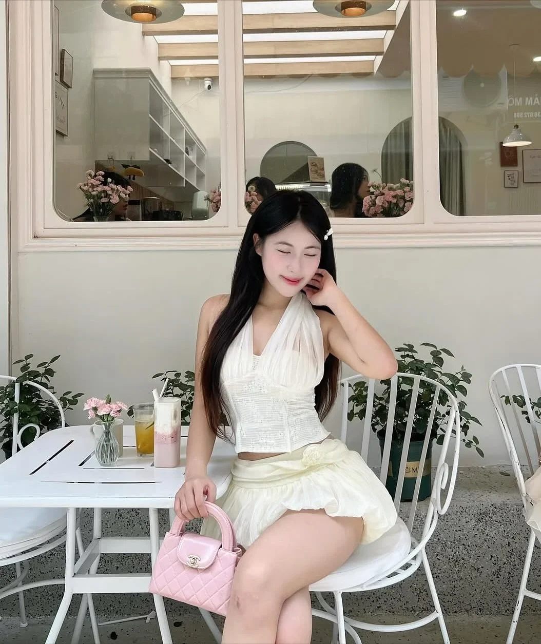 Photo 3 of Set áo yếm croptop chân váy trắng kem nữ