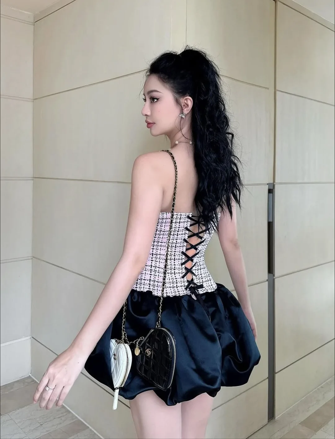 Photo 3 of Set Corset Tweed Hồng Chân Váy Satin Đen Nữ